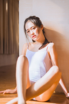 稚嫩的小奶头被咬得又红又肿